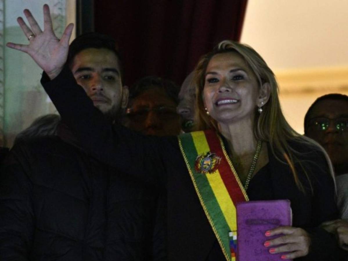 Jeanine Añez se autoproclama presidenta interina de Bolivia