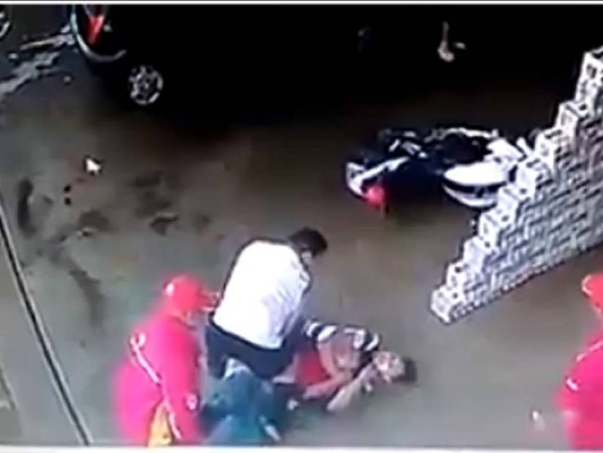 Ladrón recibe tremenda golpiza al intentar robar en una gasolinera