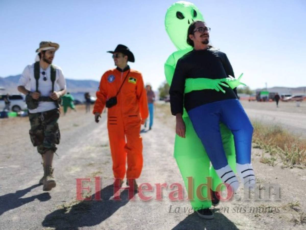 Fanáticos de los extraterrestres llegan disfrazados al 'Área 51'   