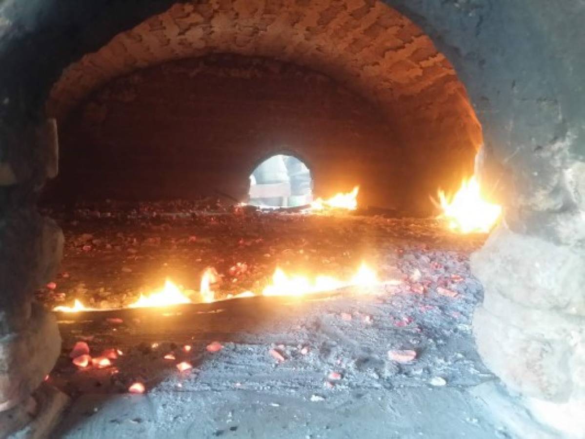 Los deliciosos bocadillos se hacen en hornos de barro.