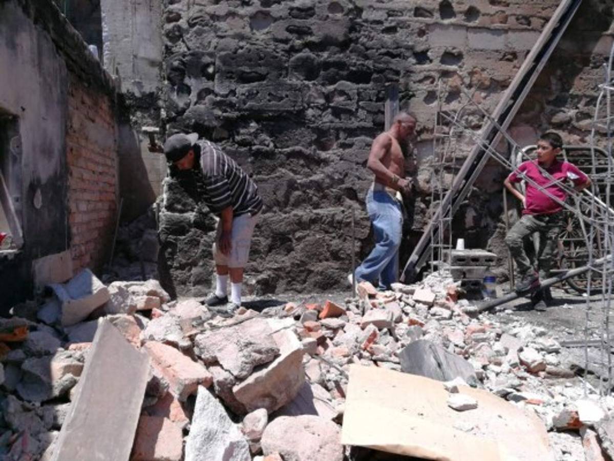 Limpian escombros del incendio en la colonia La Trinidad donde se construirán nuevas viviendas