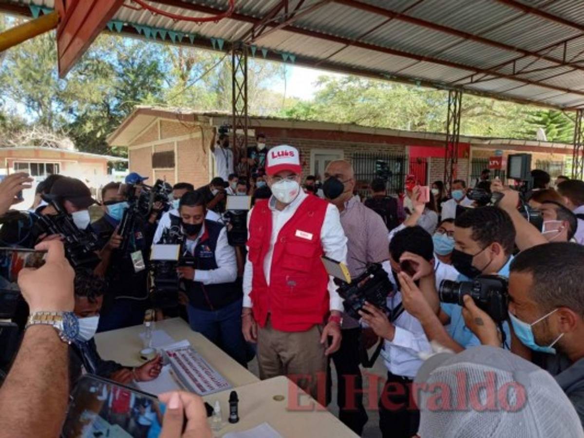 Con fuerte mensaje contra corruptos y señalados en narcotráfico Luis Zelaya acudió a las urnas (FOTOS)