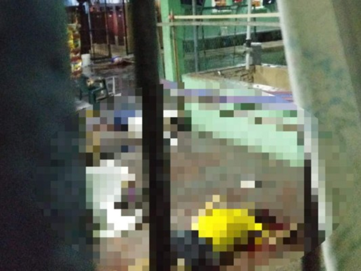 Al menos cuatro cuerpos sin vida quedaron dispersos en el suelo.