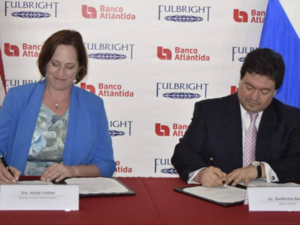 Encargada de Negocios de EEUU Heide Fulton y Guillermo Bueso firman nuevo acuerdo Fulbright Banco Atlántida