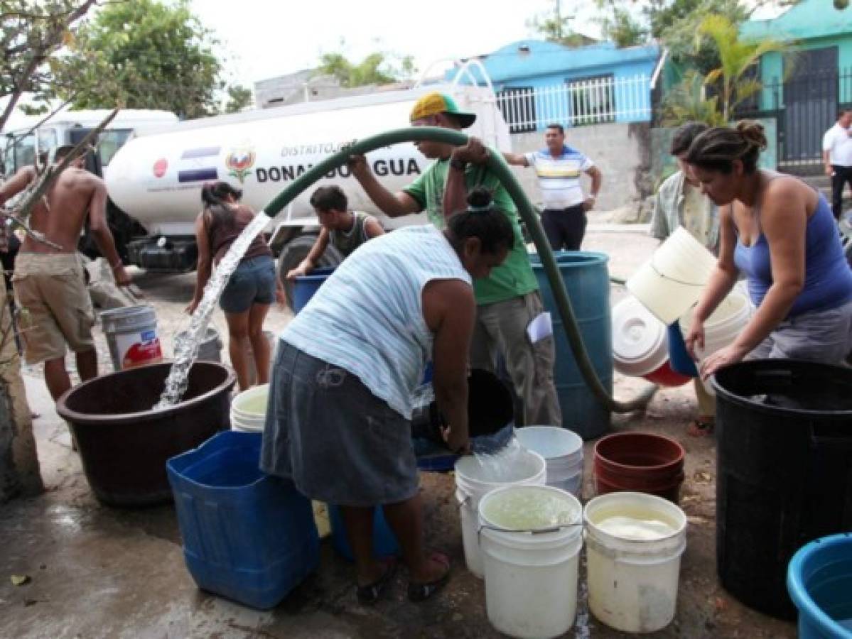 Alcaldía distribuye agua purificada en zonas que carecen del servicio en la capital  