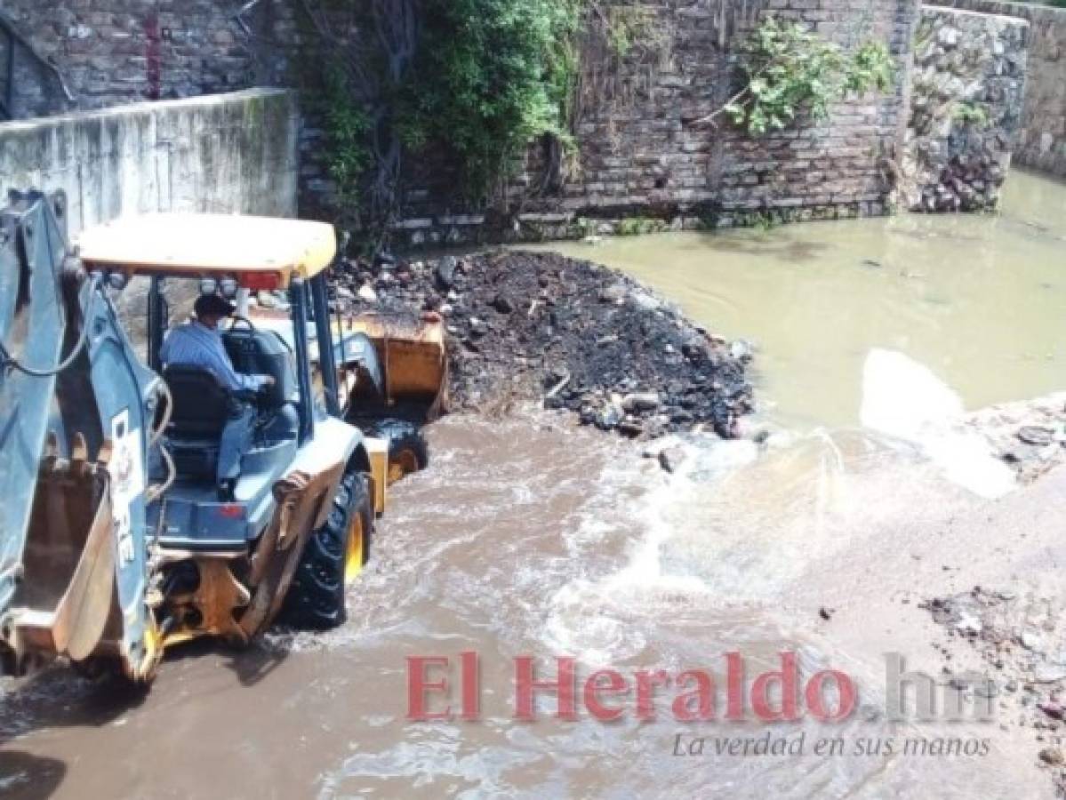 Las autoridades locales realizan trabajos de limpieza en ríos y quebradas. Foto: Estalin Irías/El Heraldo