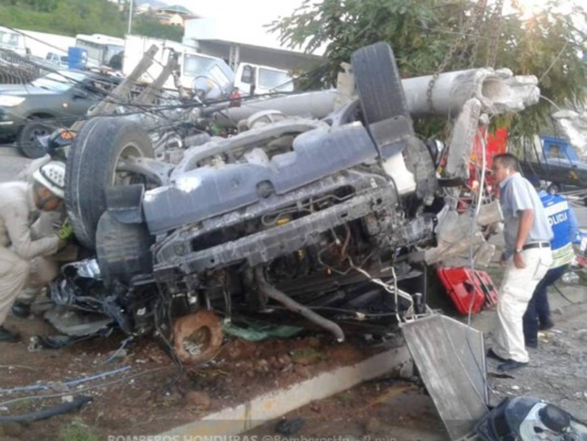 Dos heridos deja aparatoso accidente en el bulevar Kuwait