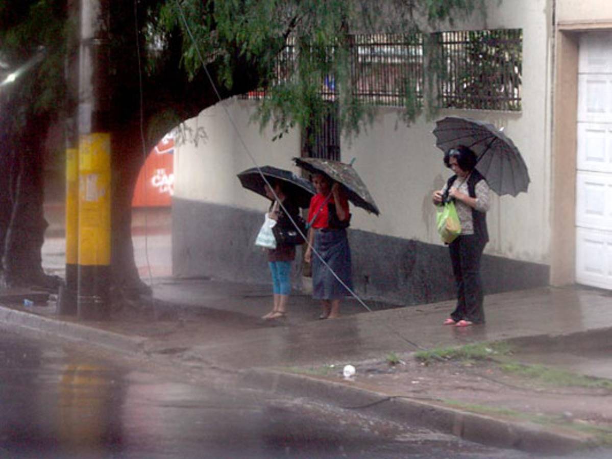 Carlotta ya es huracán y se ubica a unos 500 kilómetros de Honduras