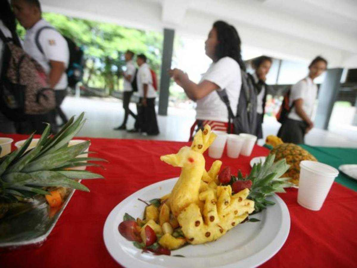 Estudiantes crean obras de arte a través de la talla de frutas tropicales