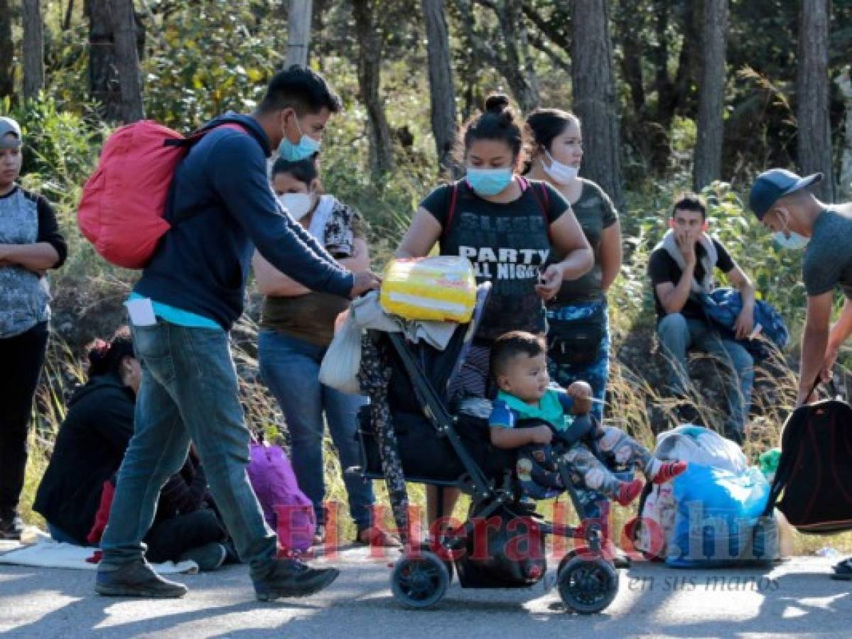 Por no presentar prueba de covid-19, policía frena a caravana migrante