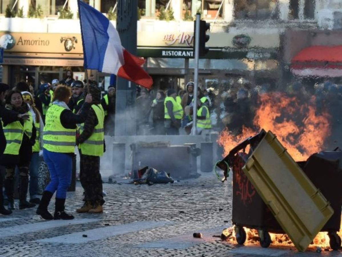 Los chalecos amarillos se hacen sentir en las calles de la capital de Francia