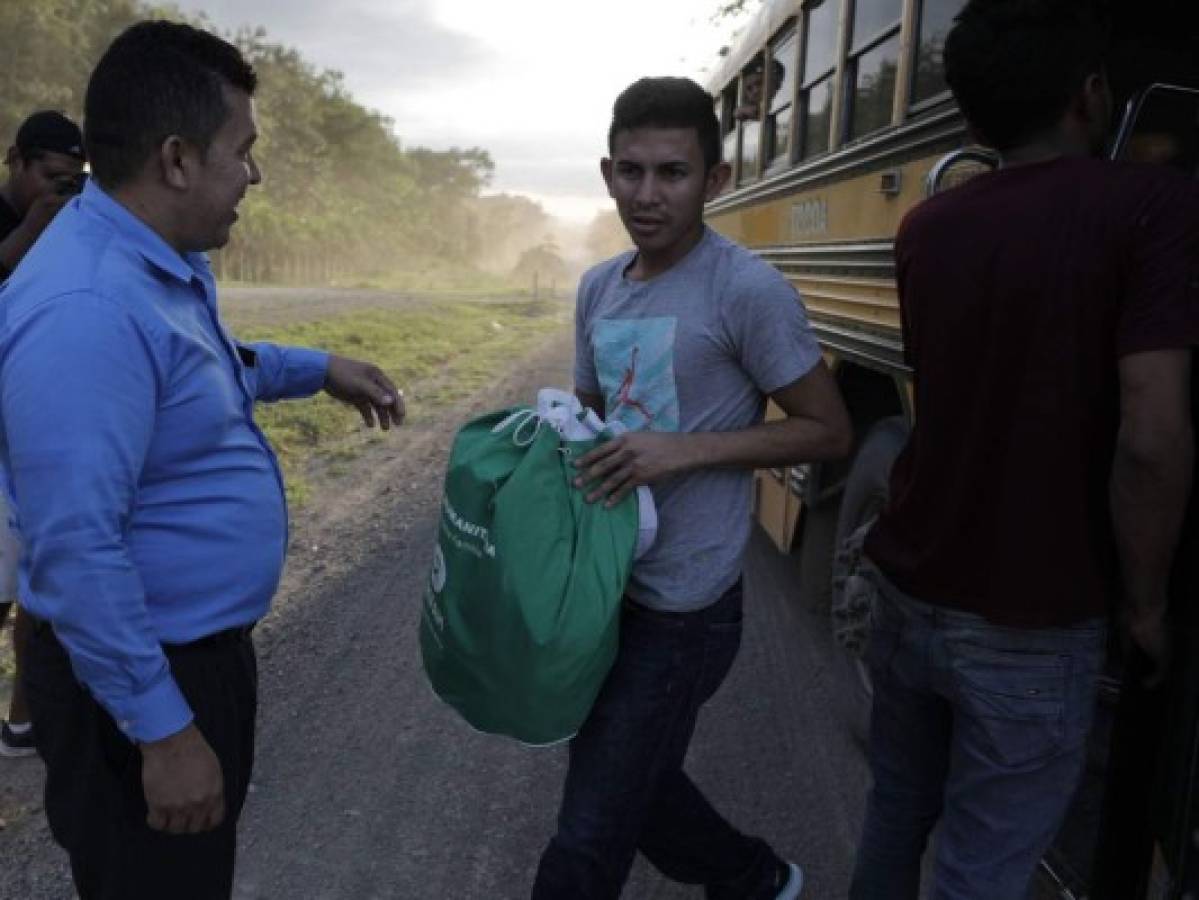 Migrante hondureño regresa al país tras rechazar asilo en Guatemala