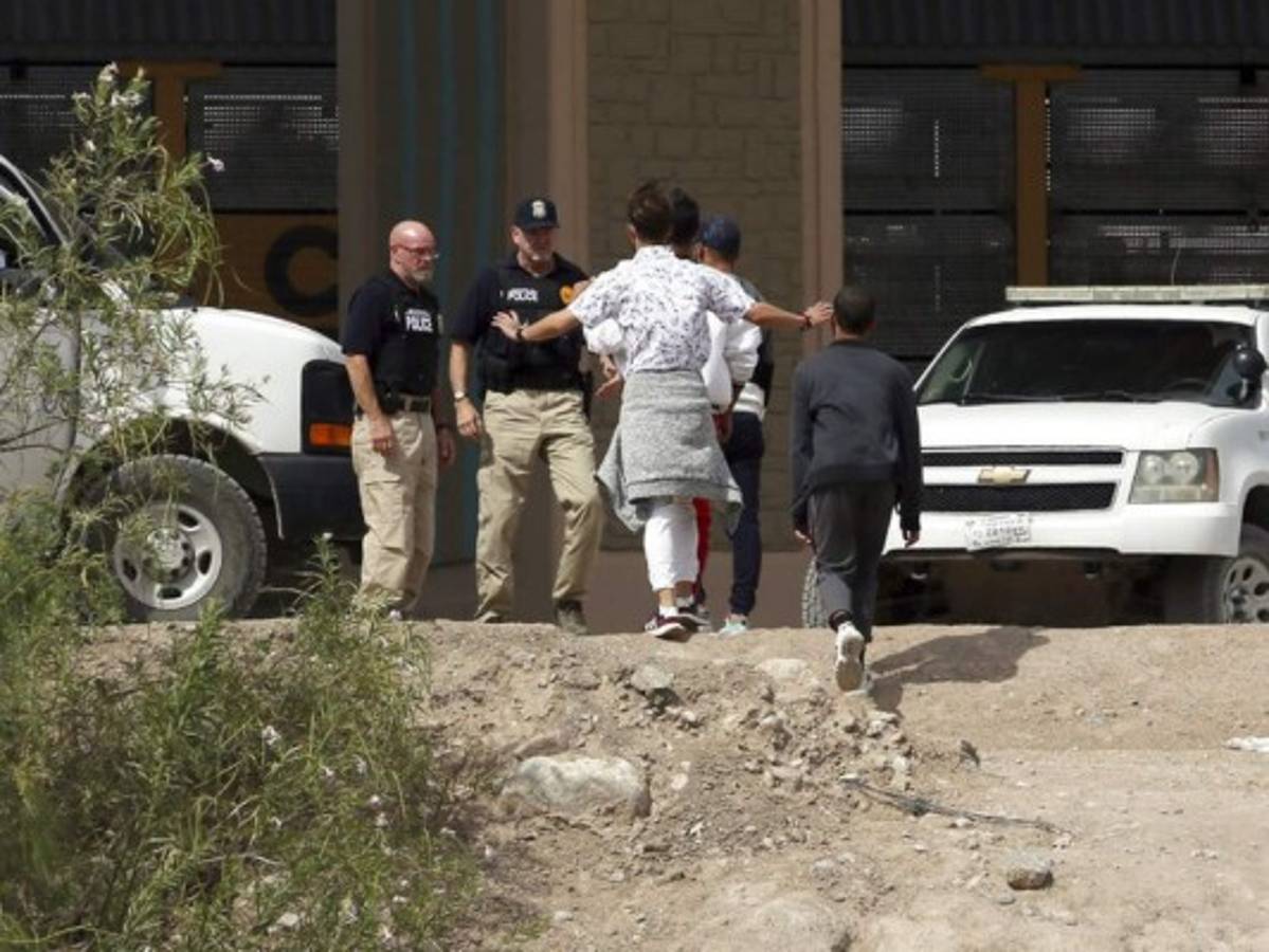 La norma, que entró en vigencia este martes, niega la posibilidad de solicitar asilo a los migrantes que llegan a Estados Unidos por tierra tras atravesar México. Foto AP