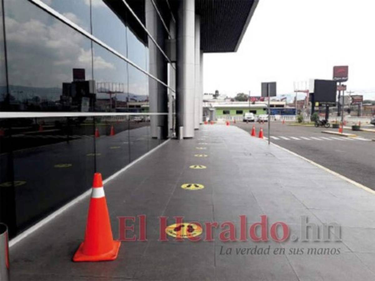 Cierre de aeropuertos ante presencia de Eta en Honduras que deja fuertes daños