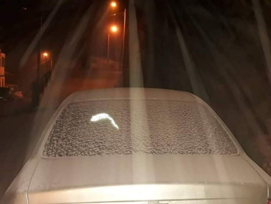 Caída de ceniza volcánica obliga a cerrar un aeropuerto en Ecuador