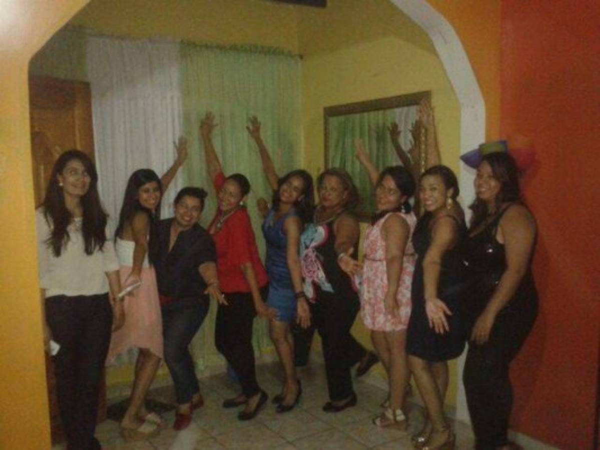 Kenia Melissa Cáceres González mientras festejaba su cumpleaños.