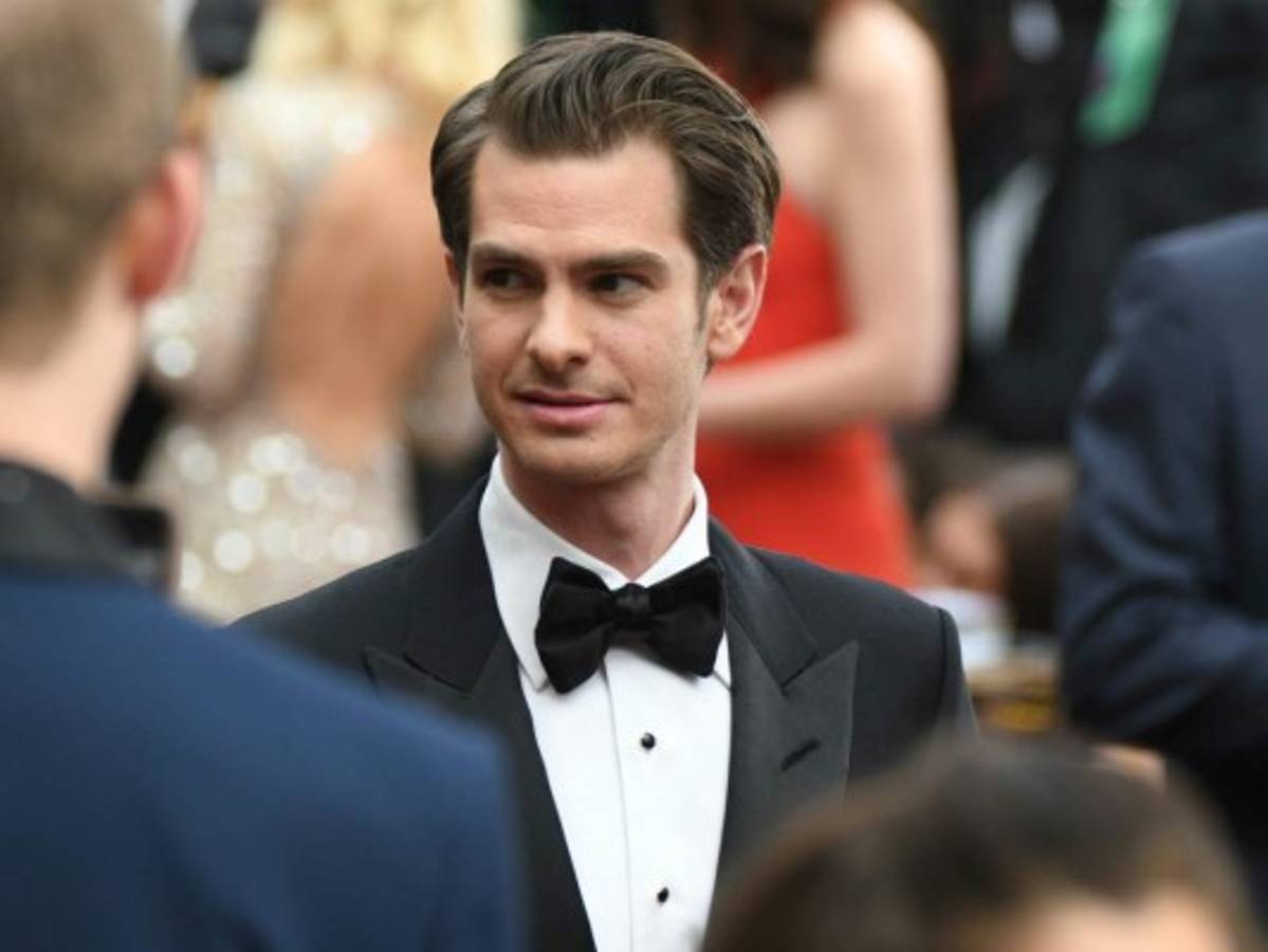Critican a Andrew Garfield por decir que es gay 'sin la parte física”