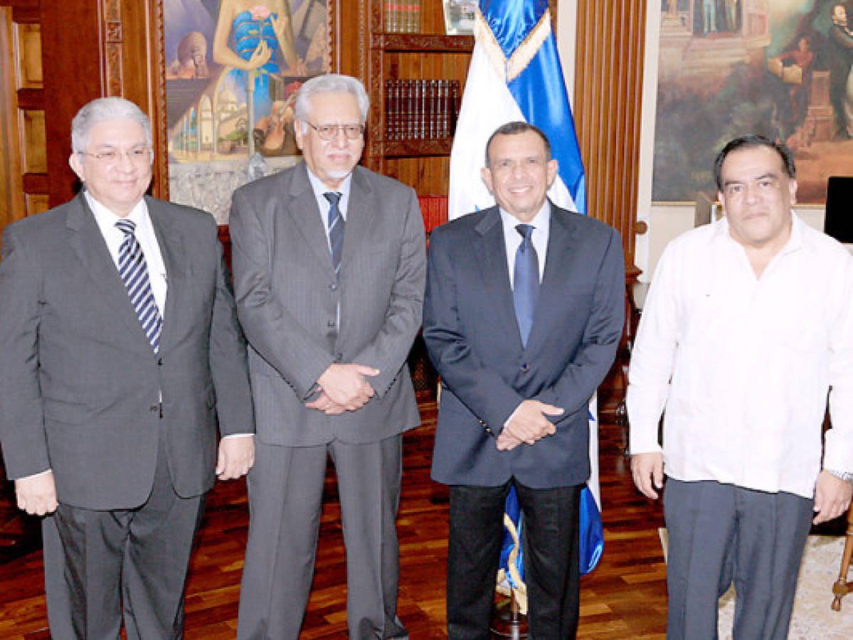 Presidente de Honduras juramenta a comisión que se encargará de depuración policial
