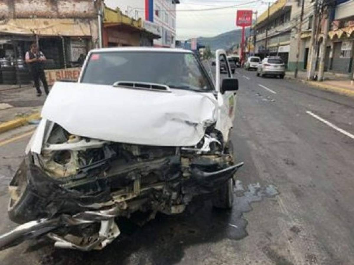 Colisión entre dos vehículos deja cuatro personas heridas en San Pedro Sula