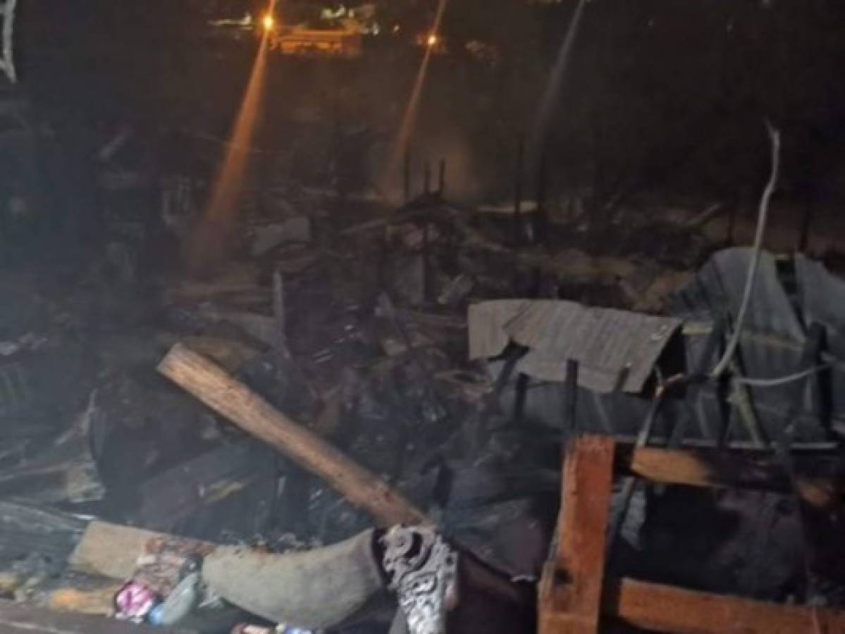 Voraz incendio deja un muerto y consume al menos 29 viviendas en el barrio La Bolsa  