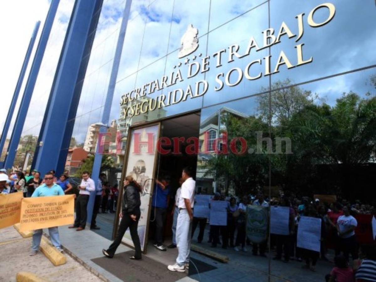 Anuncian pago de aumento salarial a los burócratas tras protestas