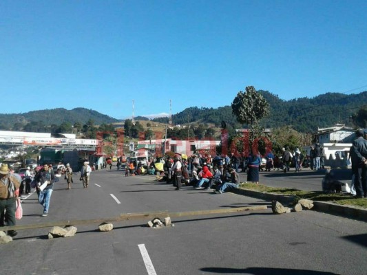 Guatemaltecos bloquean carreteras en protesta contra presidente