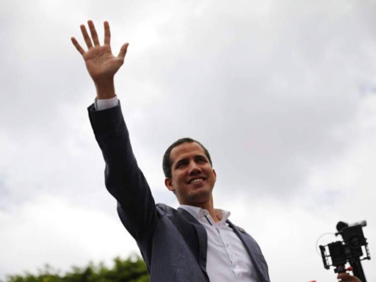 Guaidó se acerca al ejército de EEUU al menguar su estrategia de calle  