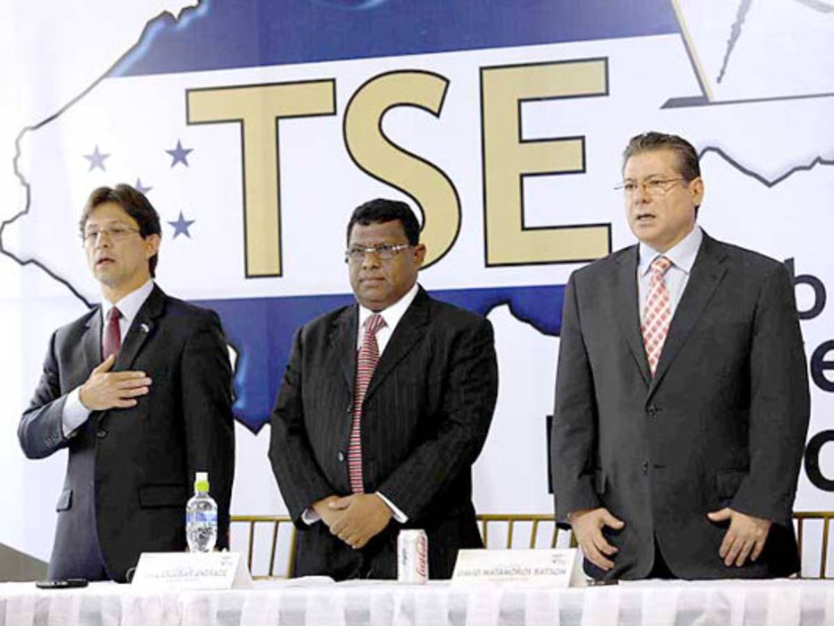 TSE realiza el sorteo de papeletas electorales