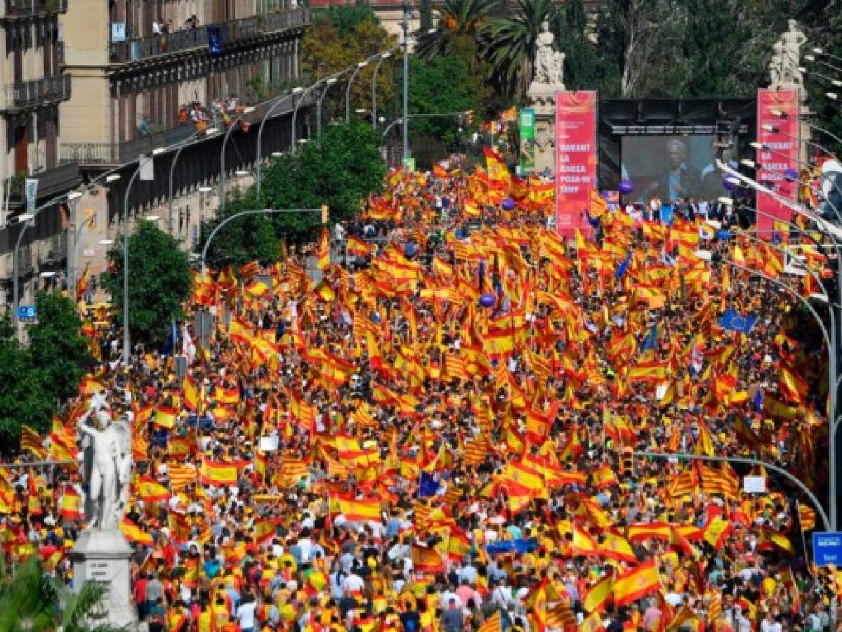 Cientos de miles se manifiestan en Barcelona contra independencia de Cataluña