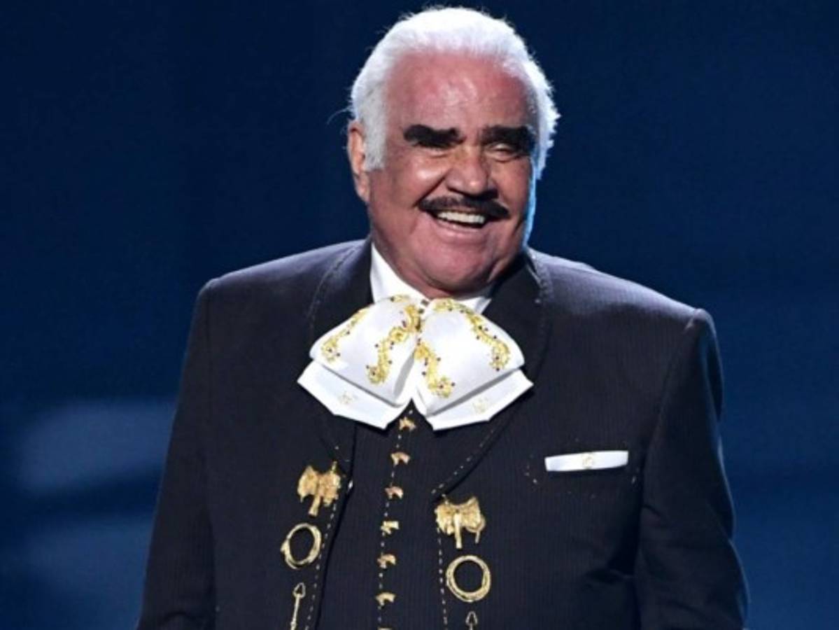 Familia de Vicente Fernández espera que el cantante mejore pronto  