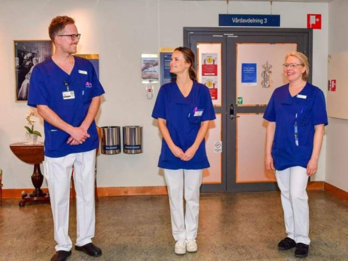 (L-R) Nurse Gustav Westoo, Princess Sofia of Sweden and assistant nurse Anna Kyhlstedt pose during Princess Sofia's first day at work at the Sophiahemmet hospital in Stockholm, Sweden on April 16, 2020, amid the new coronavirus COVID-19 pandemic. - The Princess has completed an intensive training program and will now be able to assist hospital staff with non-medical related tasks during the coronavirus pandemic at the Sophiahemmet hospital in Stockholm, of which she is the patron. (Photo by Jonas EKSTROMER / TT News Agency / AFP) / Sweden OUT