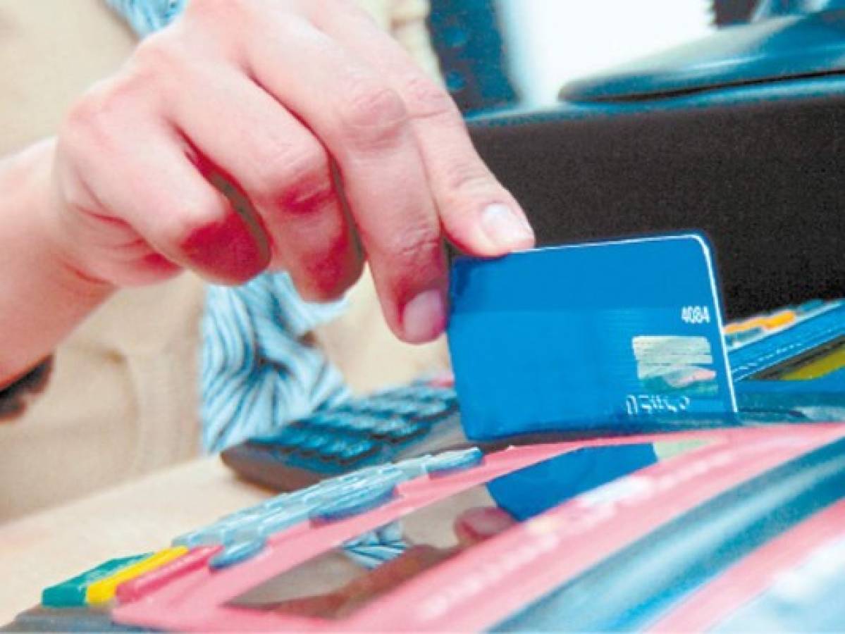 Buscan autorregular las tarjetas de crédito y Ejecutivo lo descarta