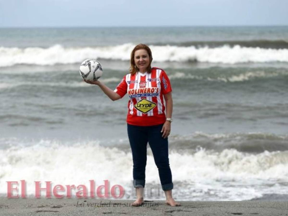 La pelota, la playa y ella, una combinación perfecta. Por el Vida lo ha dejado todo.