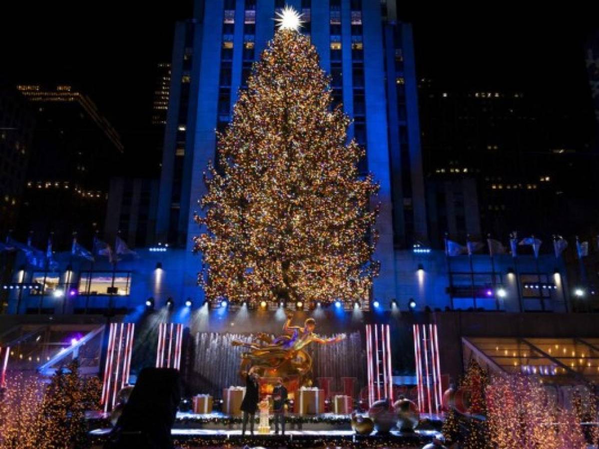 VIDEO: Momento en que encienden árbol de Navidad de Rockefeller Center    
