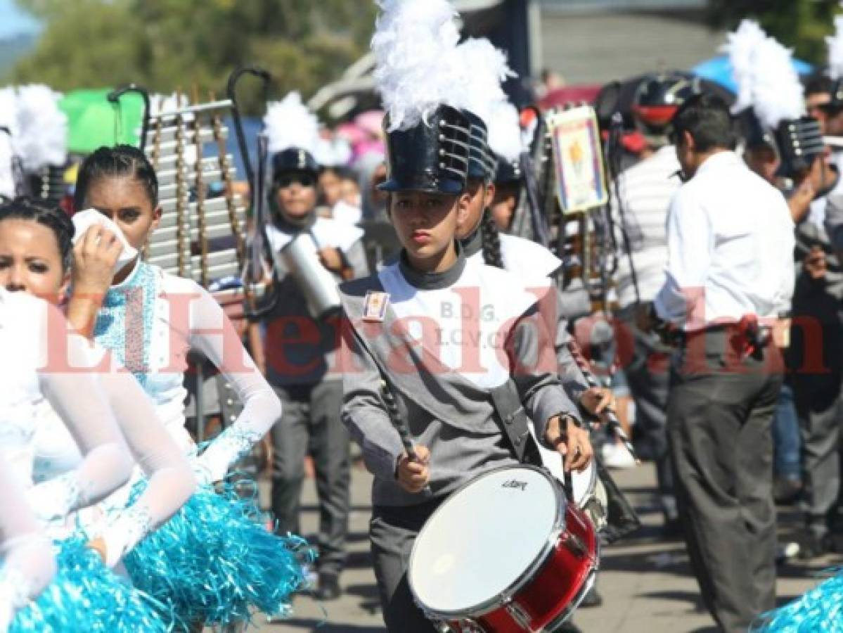 Derroche de emociones, alegría y elegancia al paso del Central Vicente Cáceres en los desfiles de Tegucigalpa