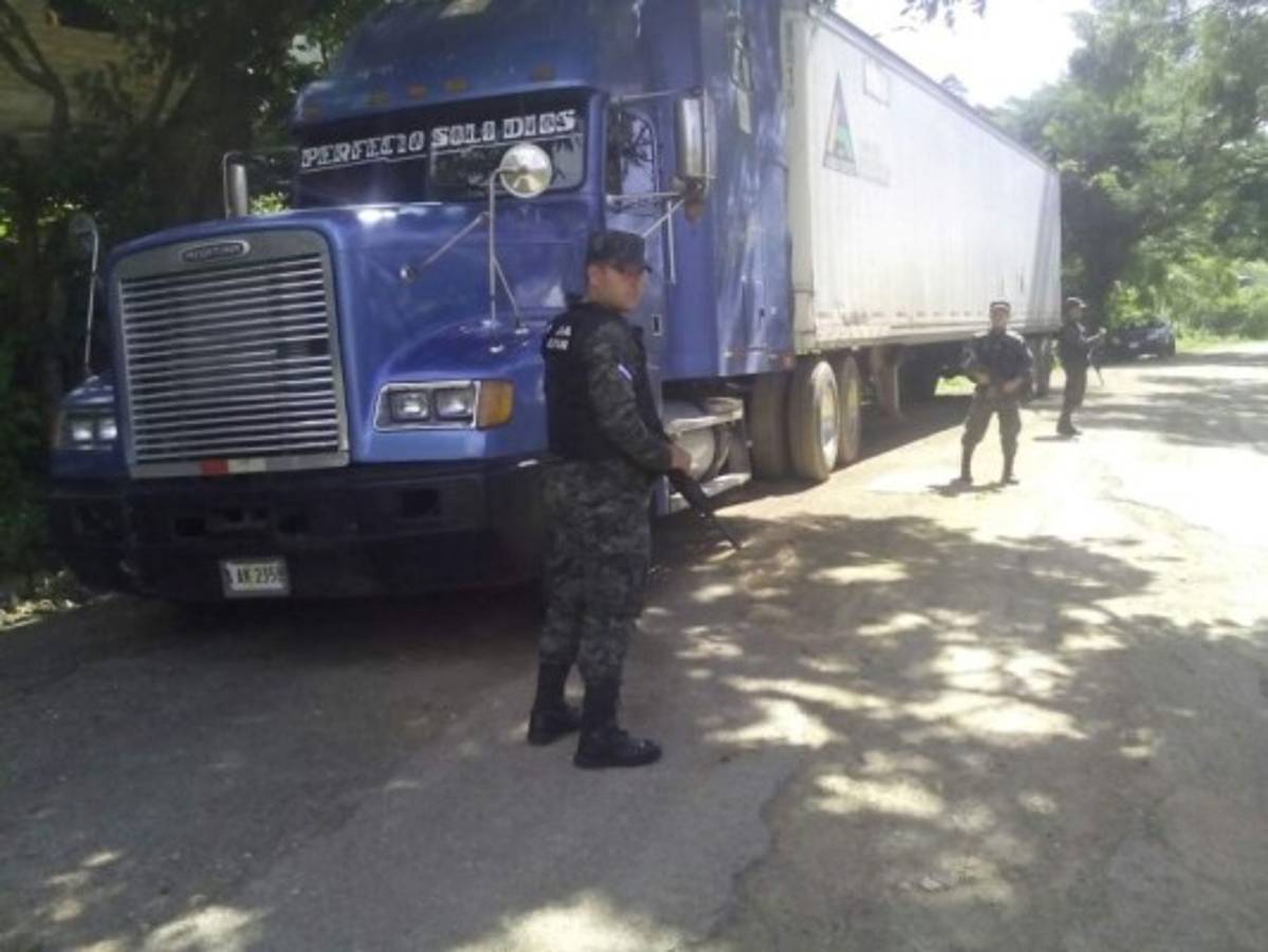Las autoridades realizan una inspección en el furgón para detectar producto ilegal.
