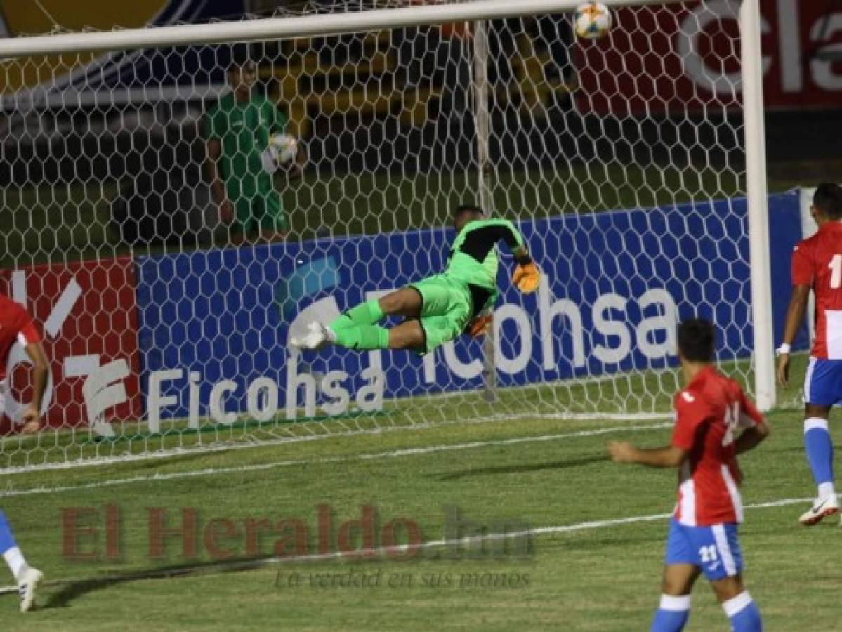 Momento en el que el balón enviado por Emilio ingresaba en el arco de Puerto Rico. (Foto: Alex Pérez / EL HERALDO)