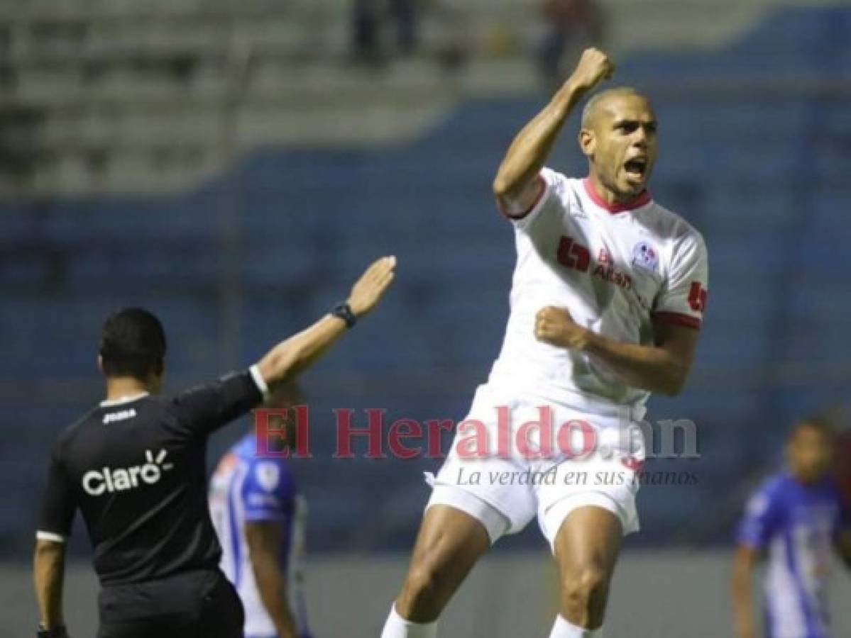 Suspenden tres partidos a Eddie Hernández por intento de agresión a árbitro  