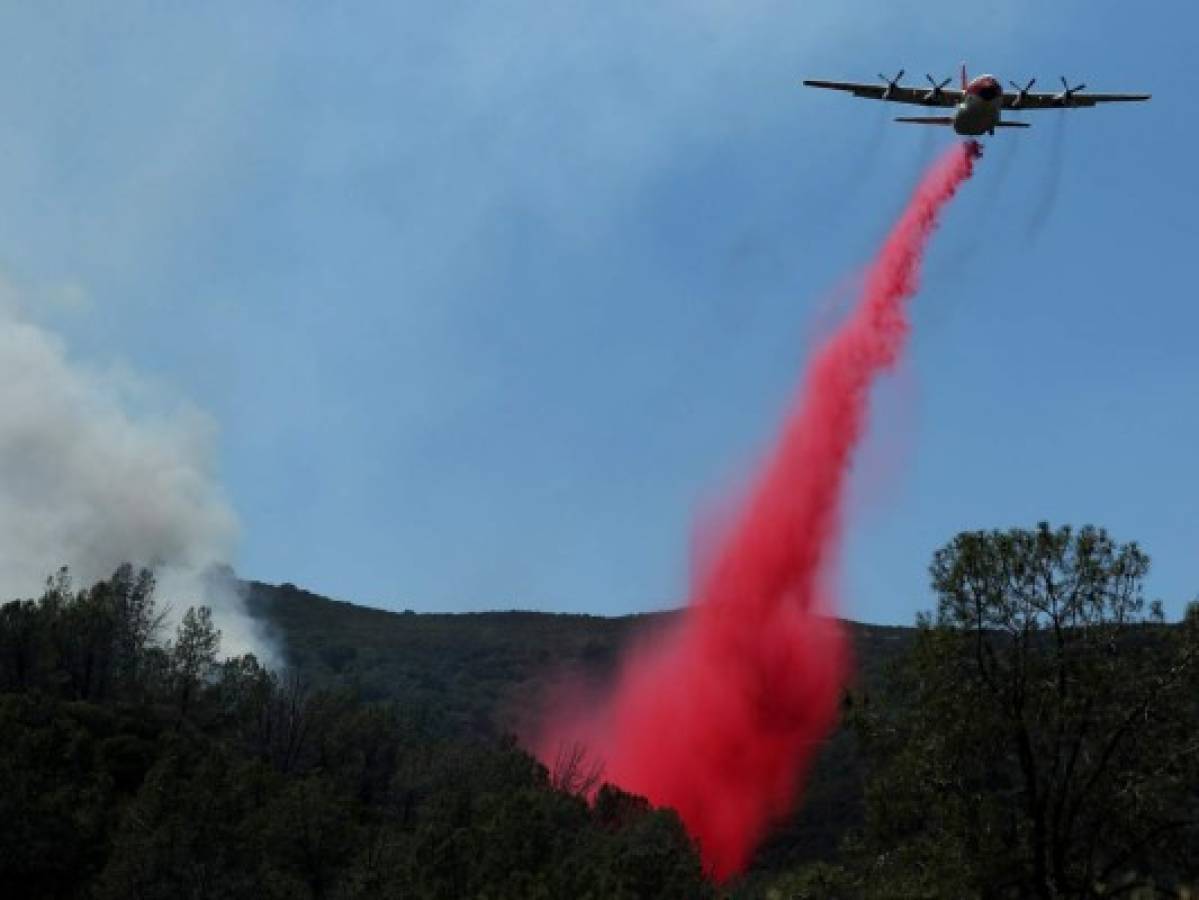Al menos 2,000 bomberos intentan combatir incendio forestal en California