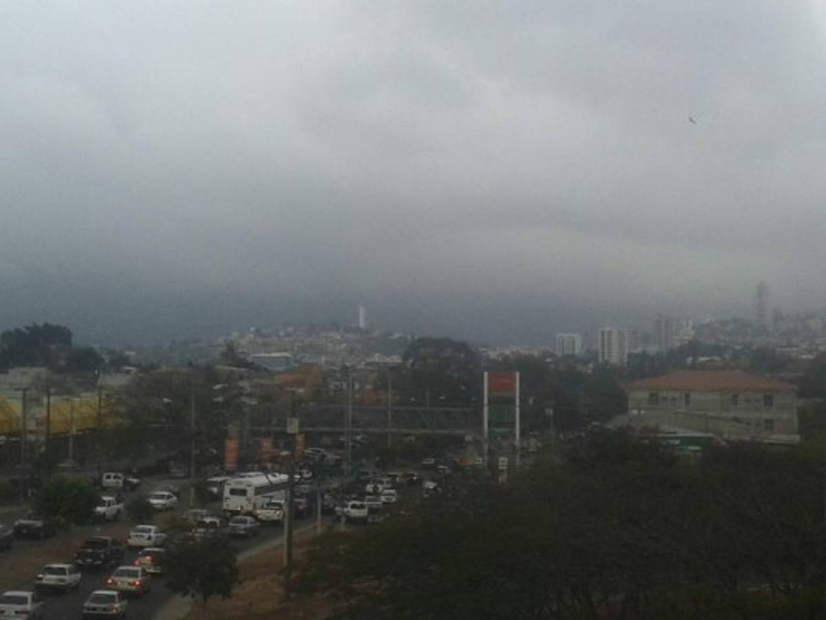 Frente frío causa lluvias y chubascos en varios departamentos de Honduras
