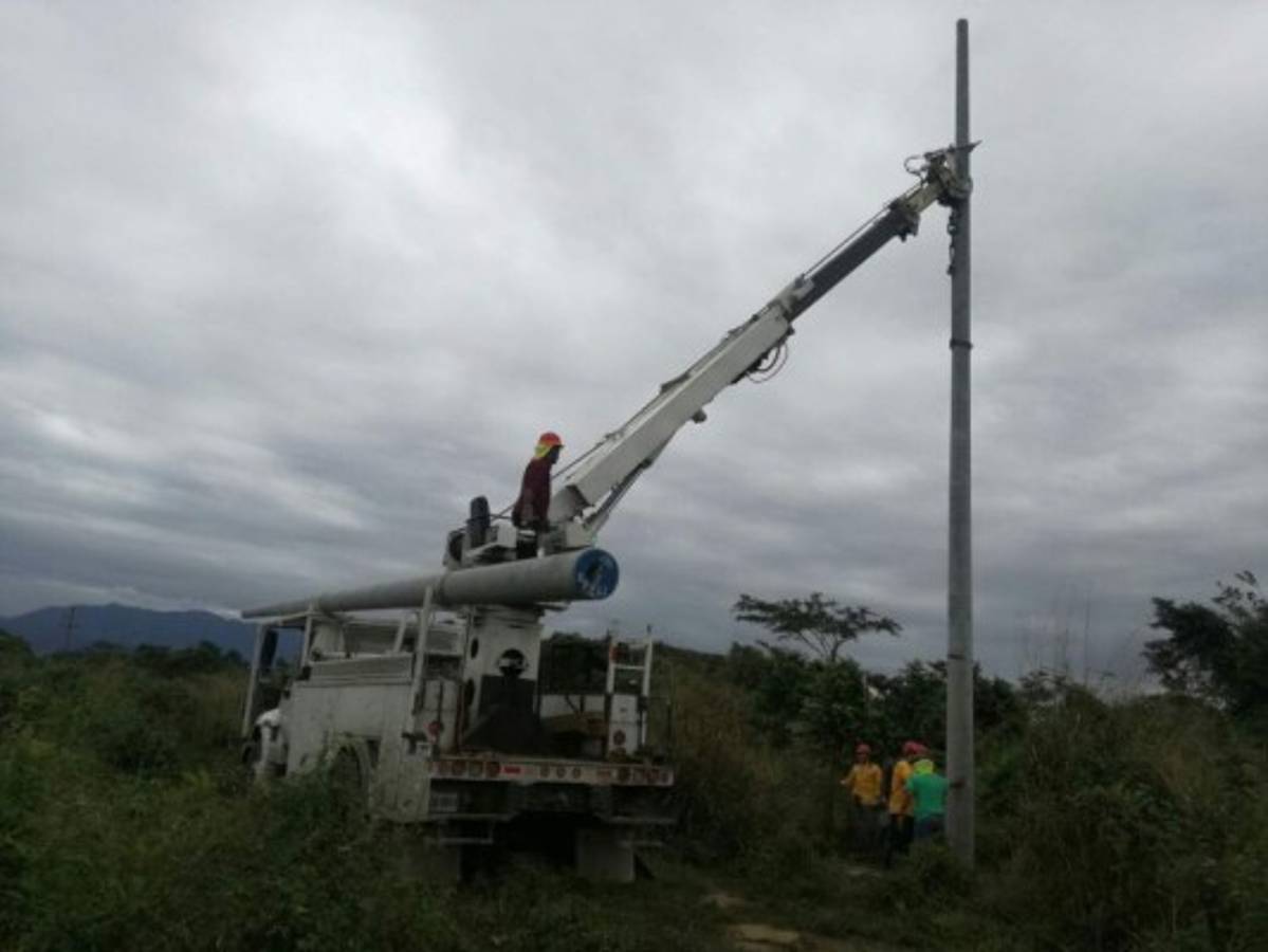 Impacto de autobús a red eléctrica en Santa Bárbara provoca pérdidas considerables