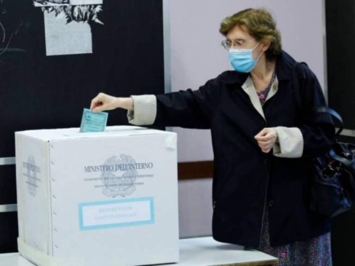 Italianos desafían al virus para votar en referéndum y elecciones