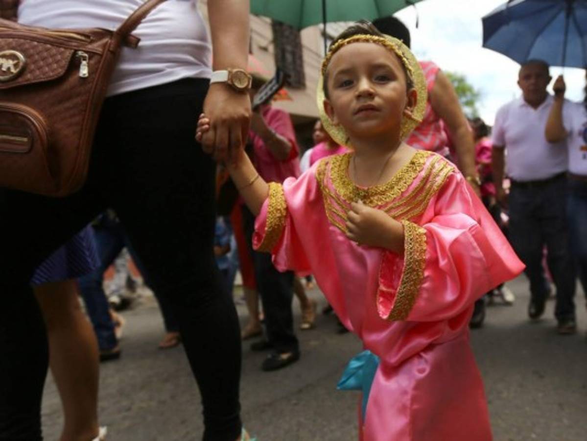Promueven la paz y el amor en la procesión del Divino Niño