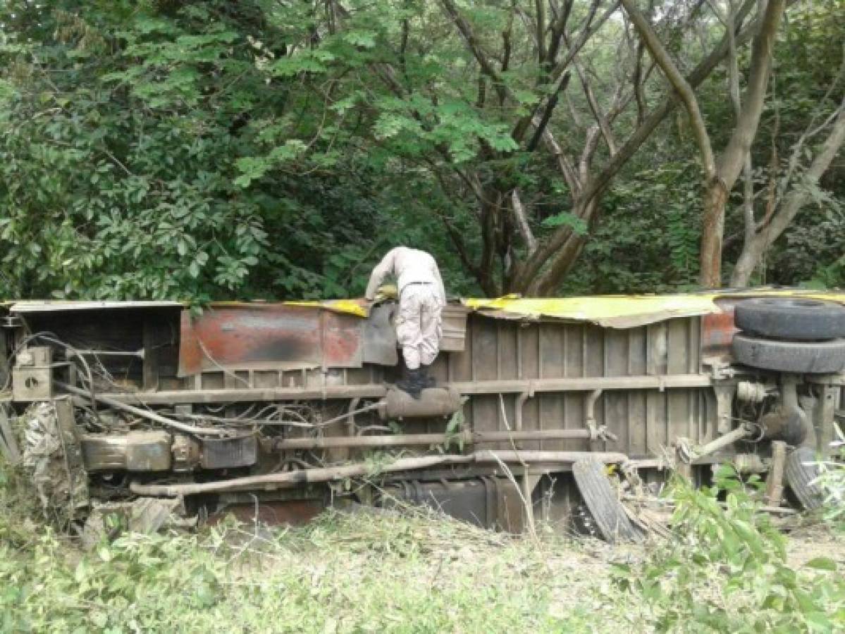 Las autoridades llegaron a brindarle atención inmediata a los lesionados.