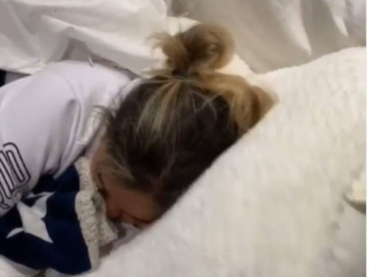 Anuel AA publica video de Karol G en la cama y el padre de la cantante lo amenaza