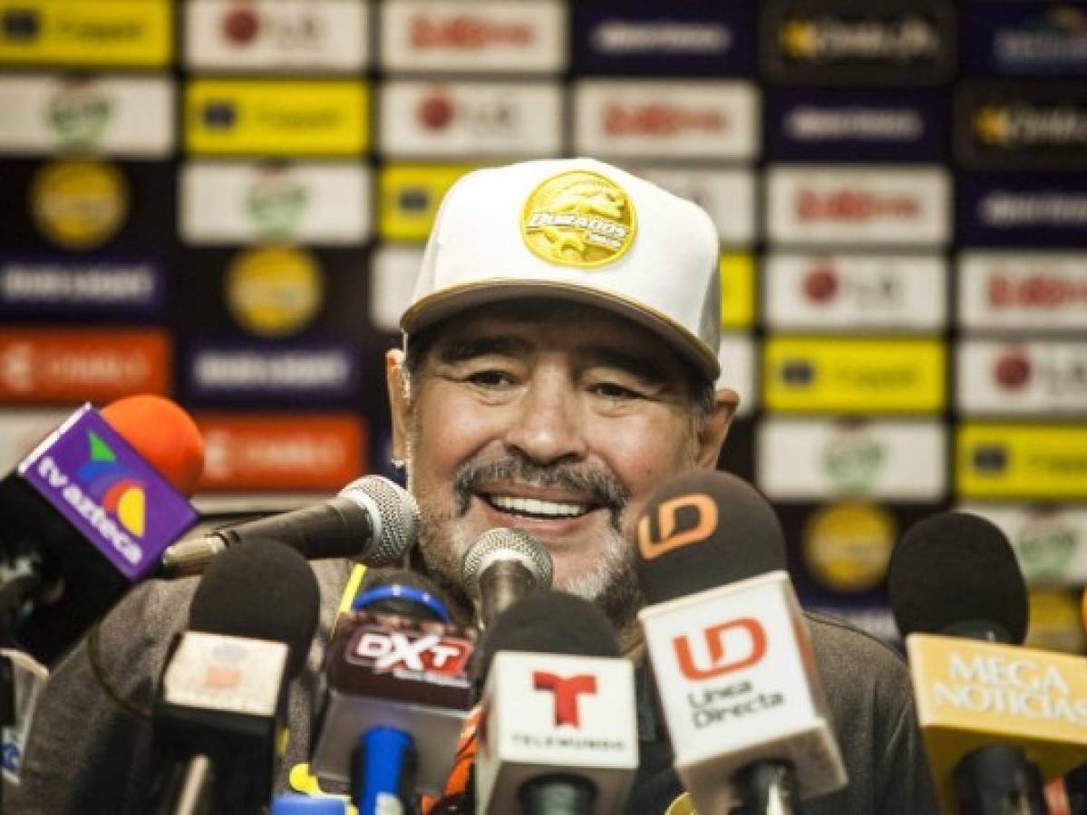 Maradona firmará 100 balones para ayudar a afectados por lluvias en México 