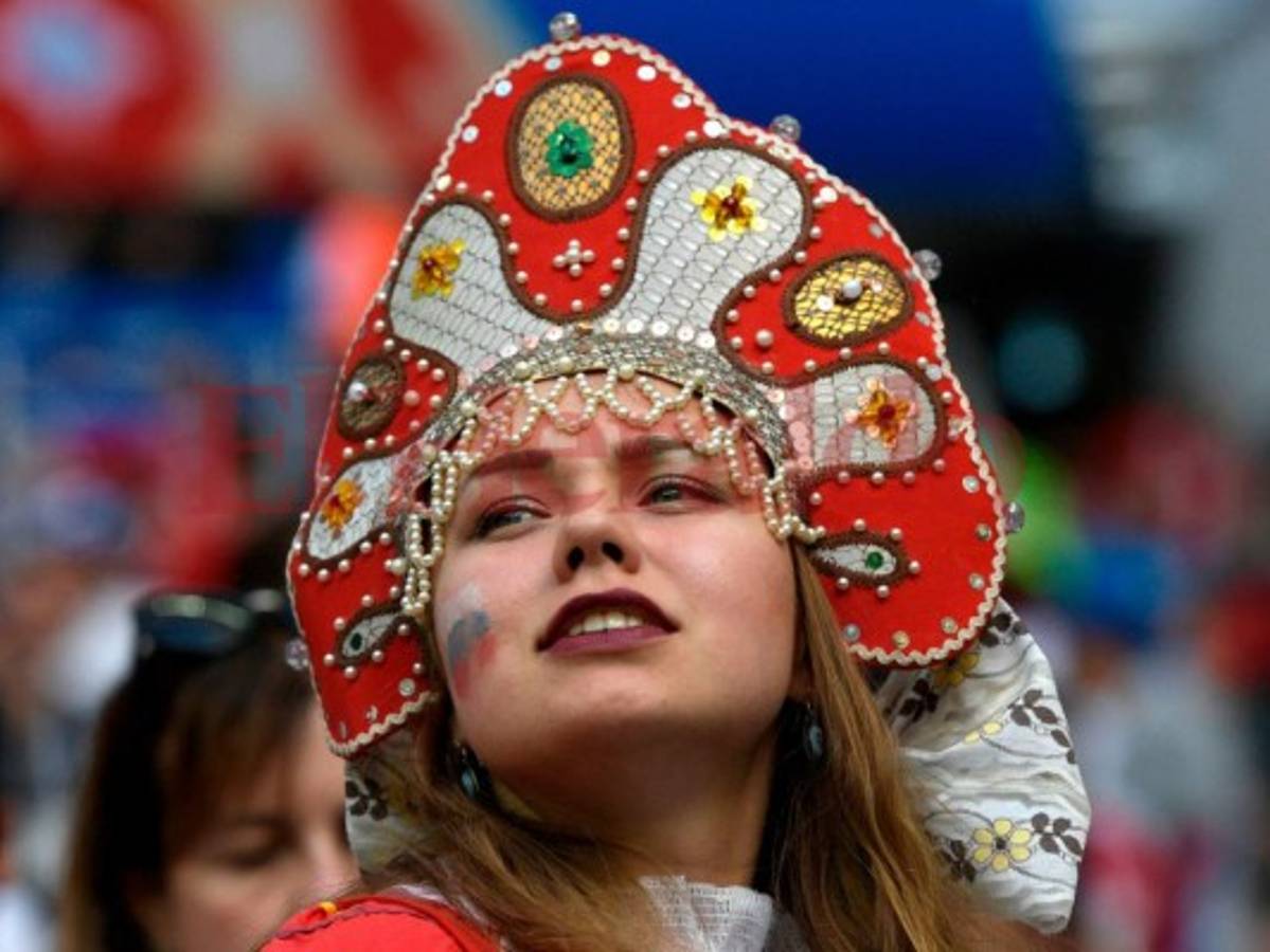 Las guapas mujeres que adornan el Mundial en el duelo España vs Rusia