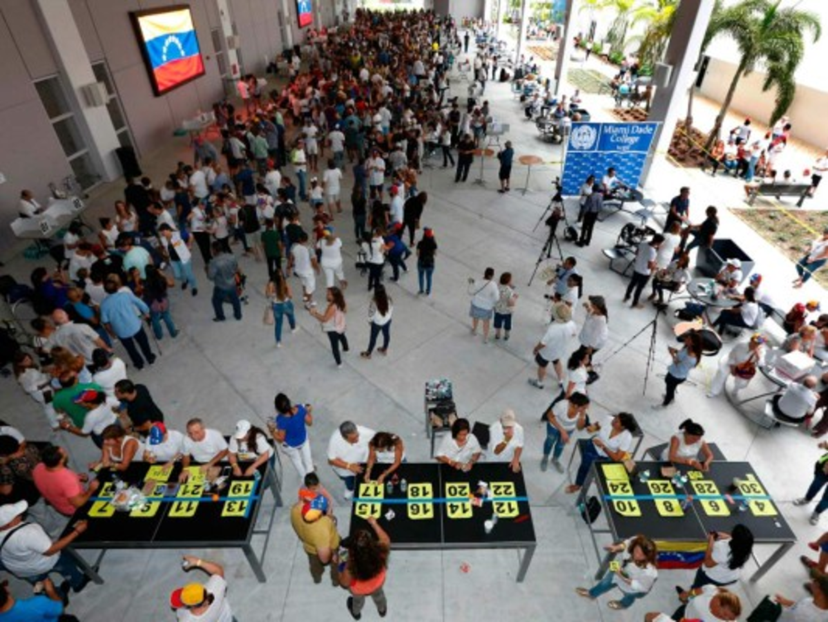 Oposición define 'ofensiva final' contra Maduro tras masivo voto en plebiscito