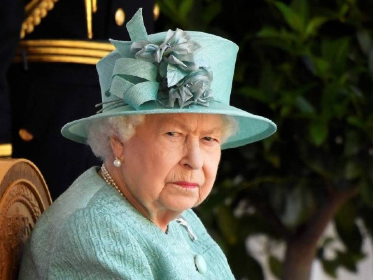 Por una lesión en la espalda, la reina Isabel II no asiste a acto oficial