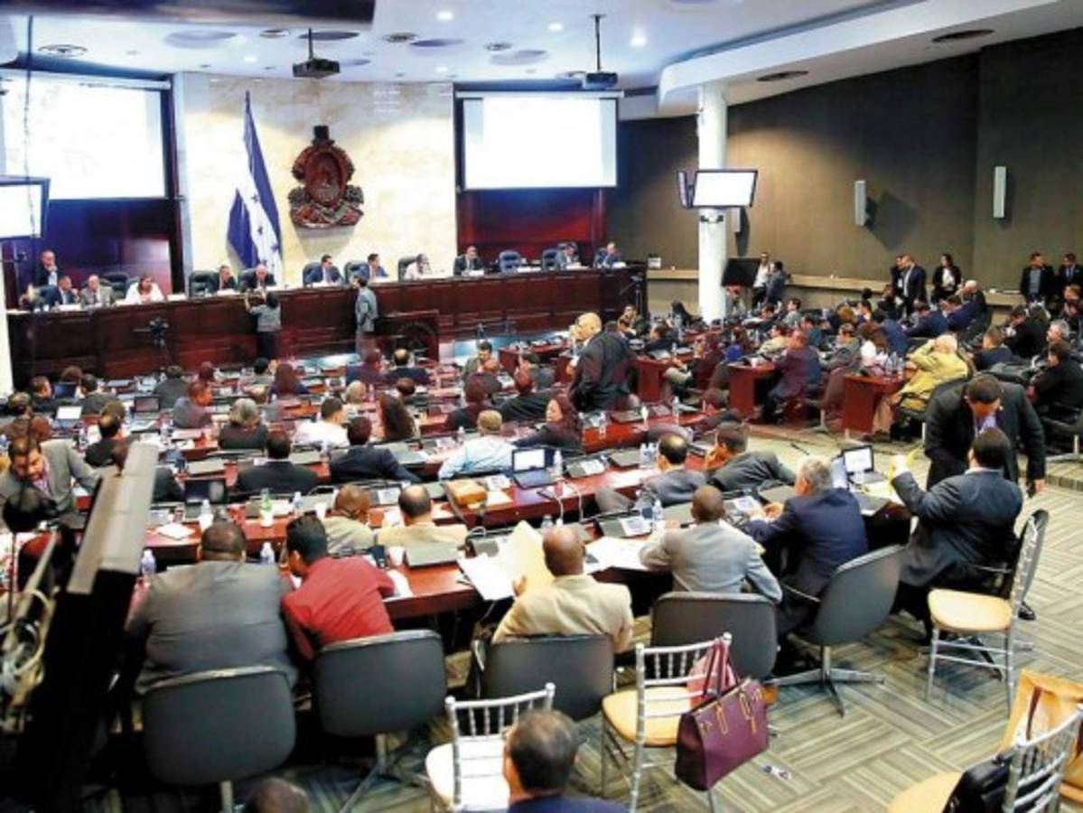 Polémica por aumento de 50 mil lempiras en sueldo de diputados hondureños